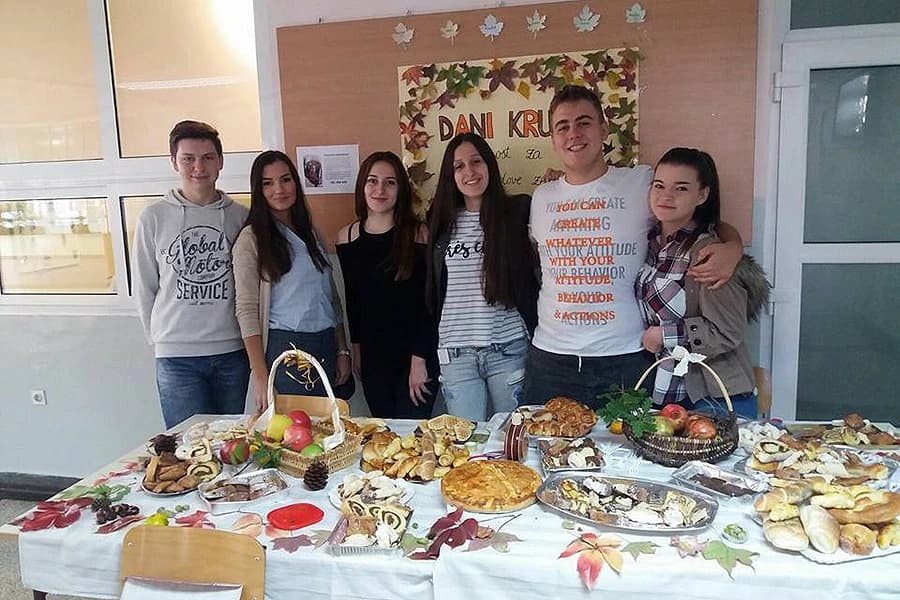 Tradicionalno obilježavanje Dana kruha, učenici su spojili sa humanitarnom akcijom
