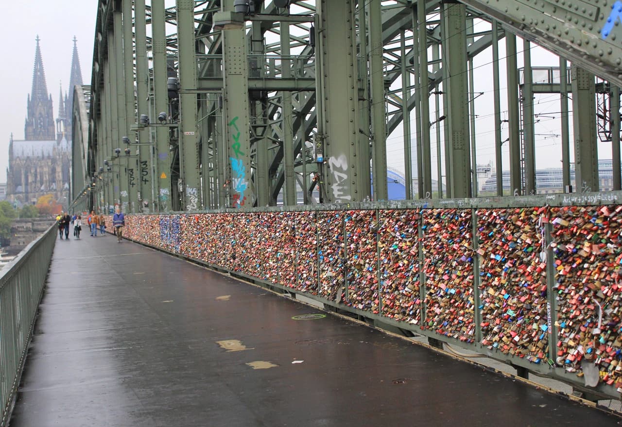 Ostavljanje katanaca na most kao simbol vječne ljubavi