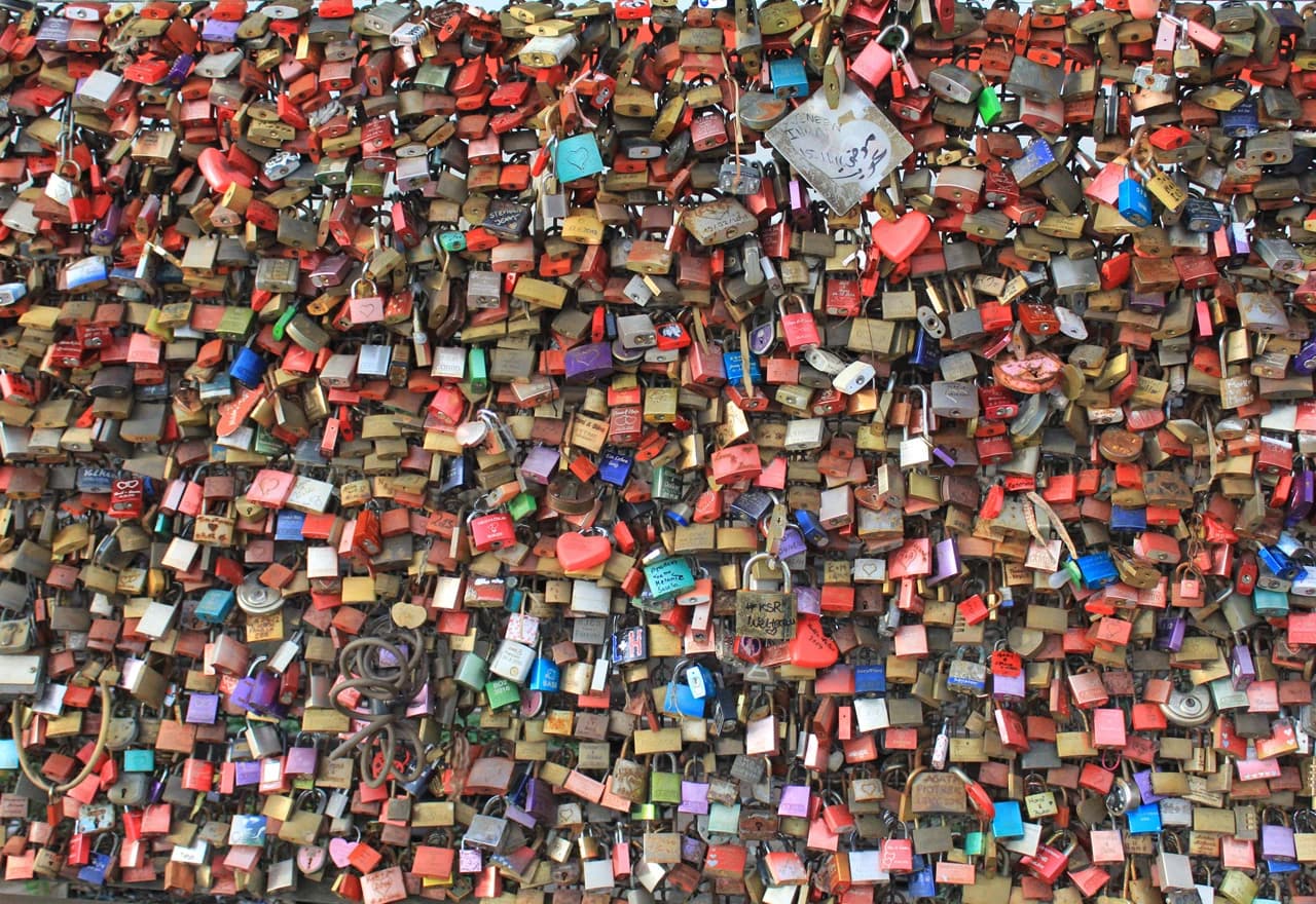 Ostavljanje katanaca na most kao simbol vječne ljubavi