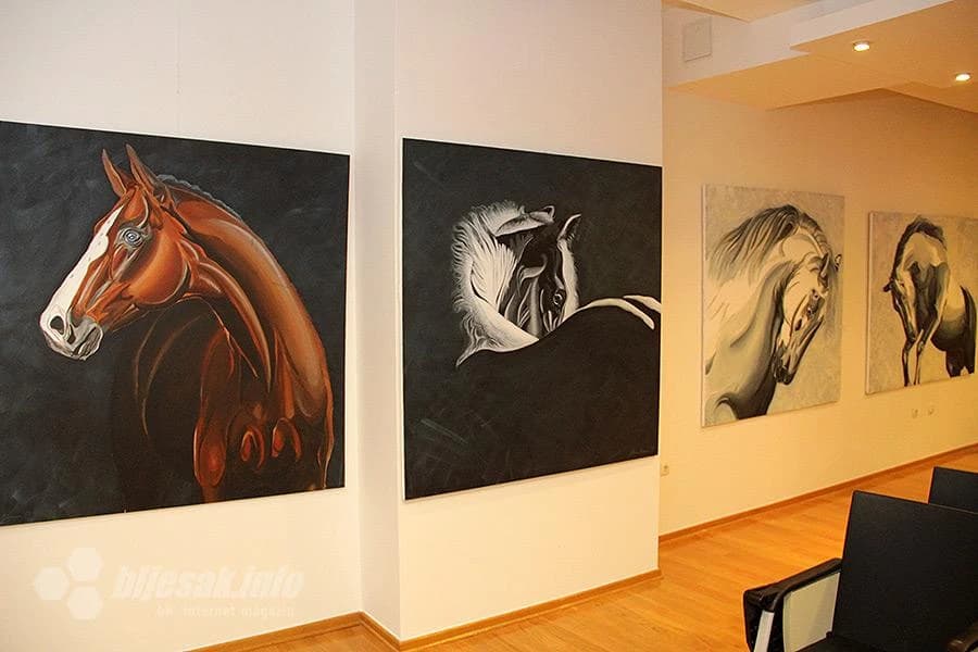 Detalj sa otvaranja izložbe Matee Brekalo