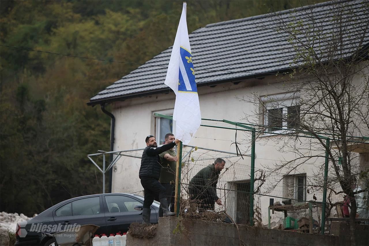 Okupljeni mještani Donje Jablanice prilikom posjete von der Leyen