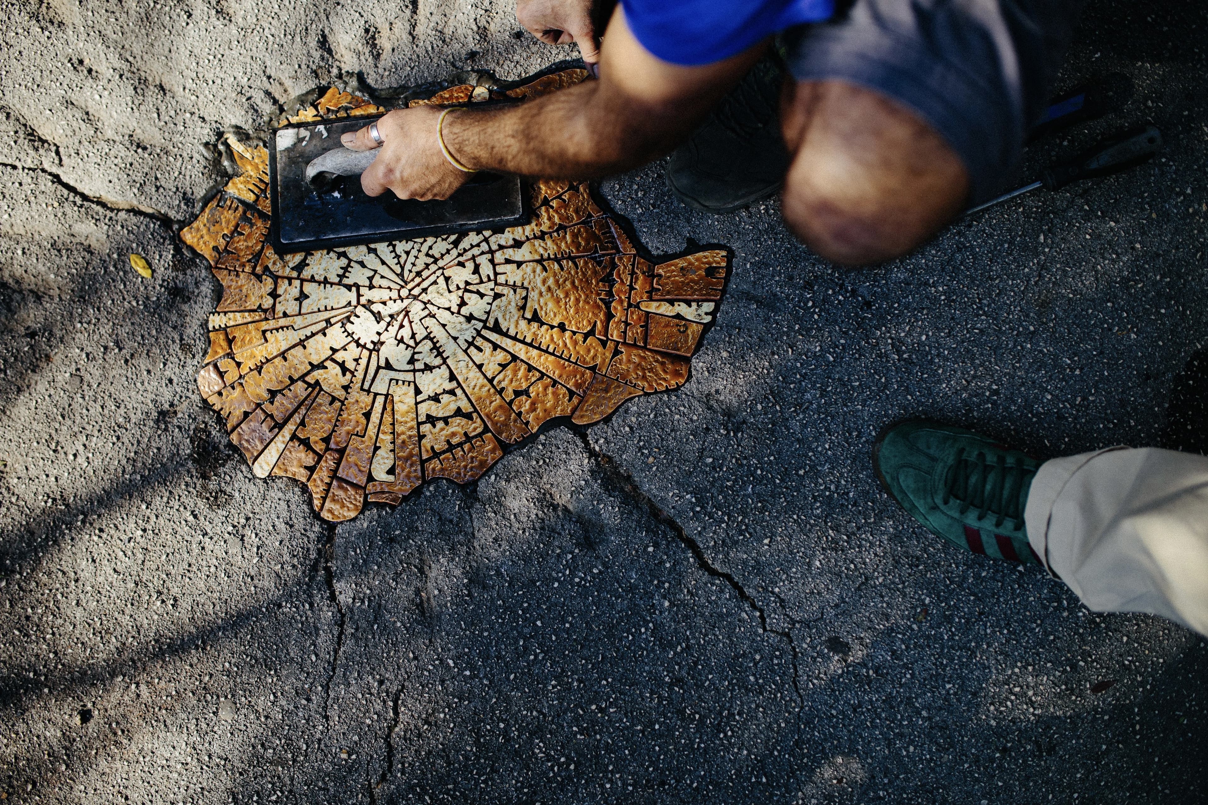 Ulični umjetnik zakrpio rupu u Mostaru šarenim mozaicima