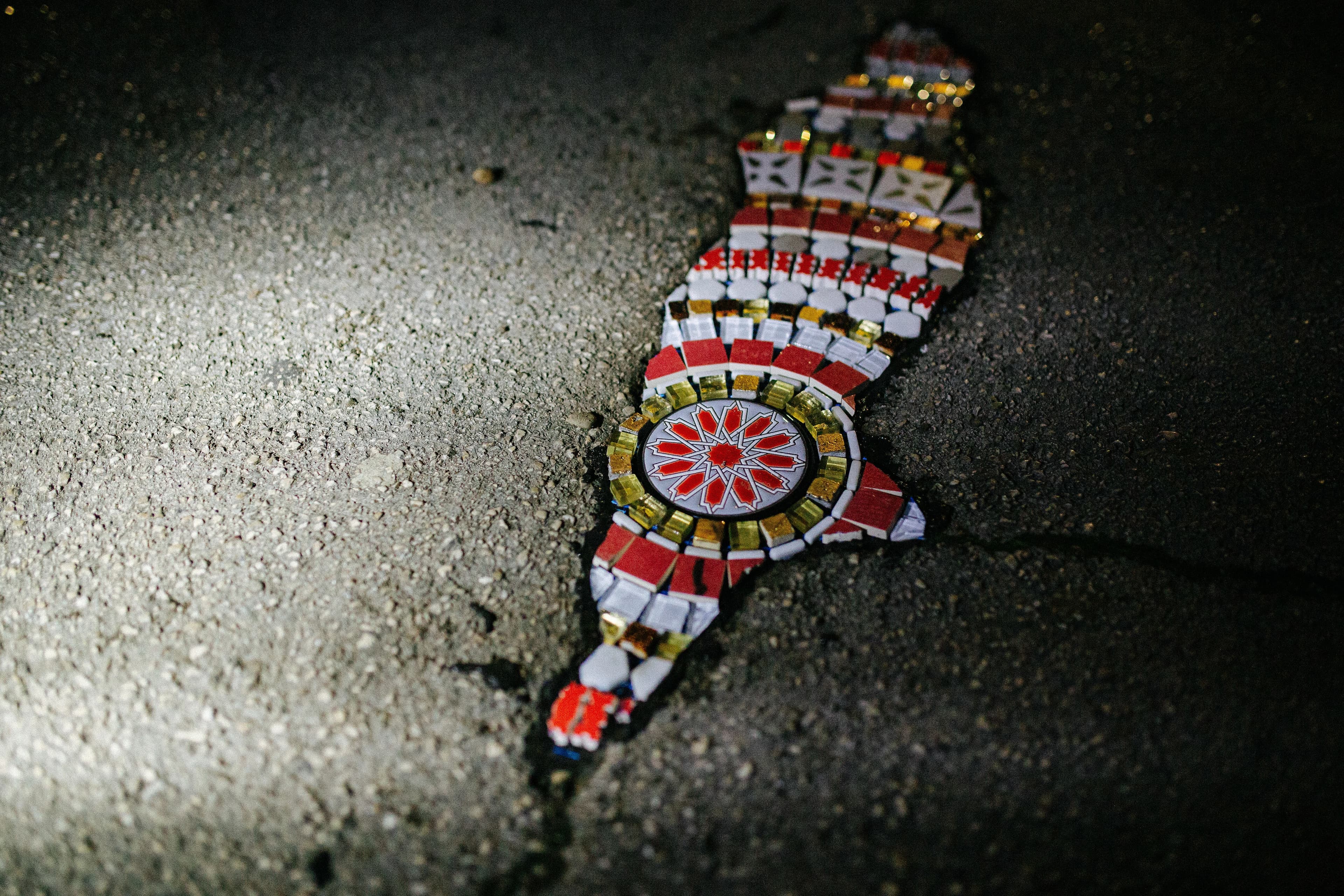 Ulični umjetnik zakrpio rupu u Mostaru šarenim mozaicima