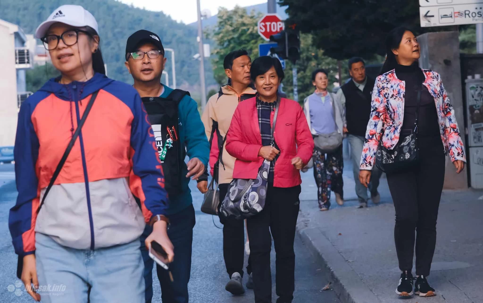 Turisti s Dalekog Istoka nedjelju iskoristili za šetnju Mostarom