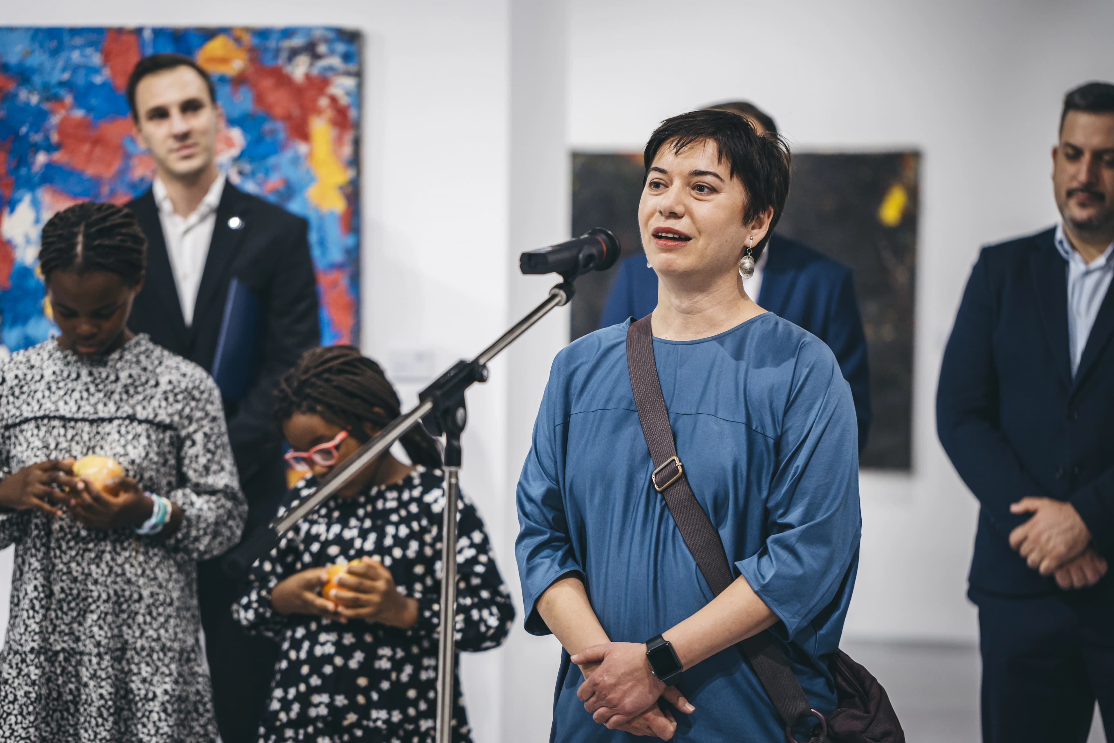 Posjetitelj izložbe "Kad kipar slika"