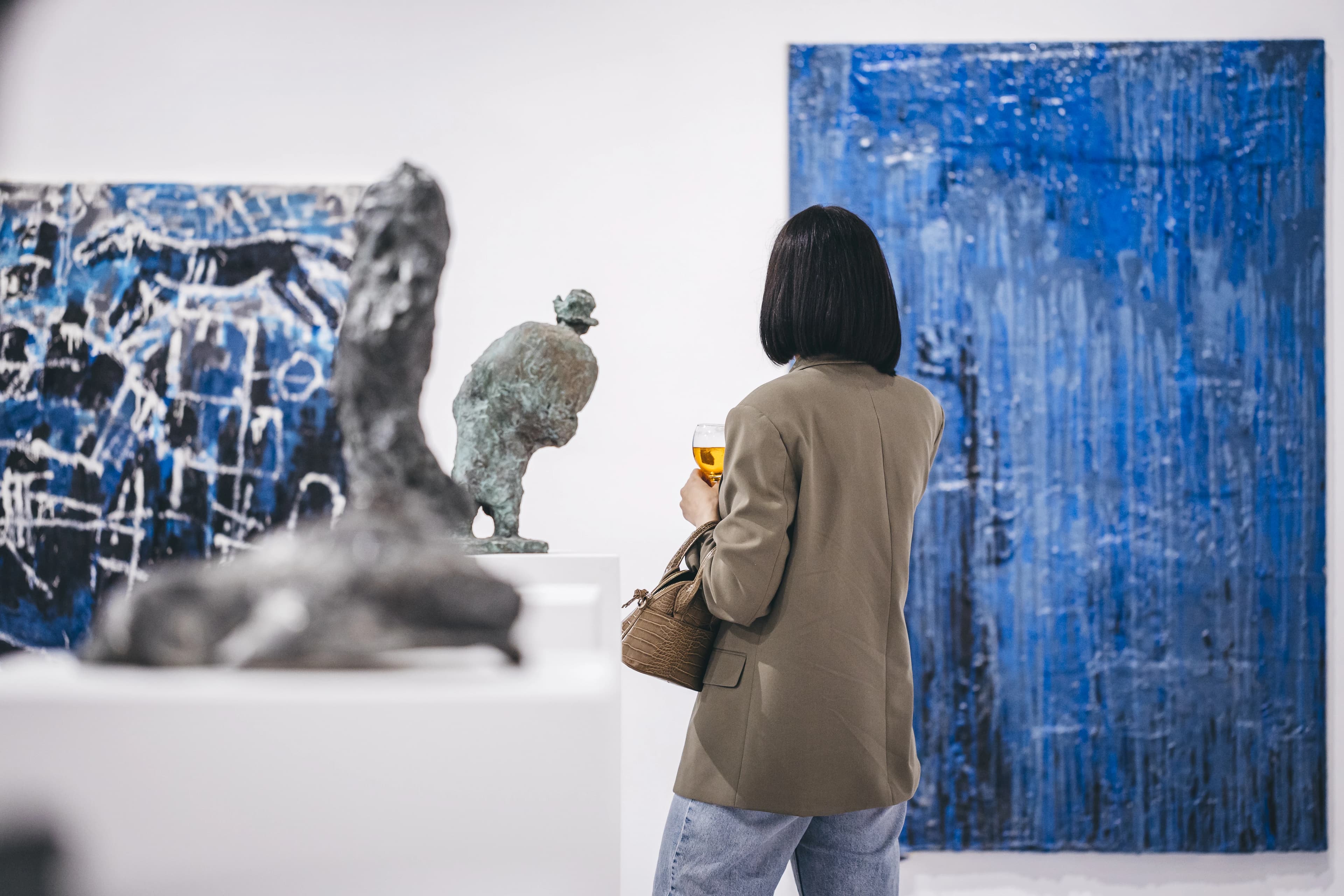 Posjetiteljica izložbe "Kad kipar slika"