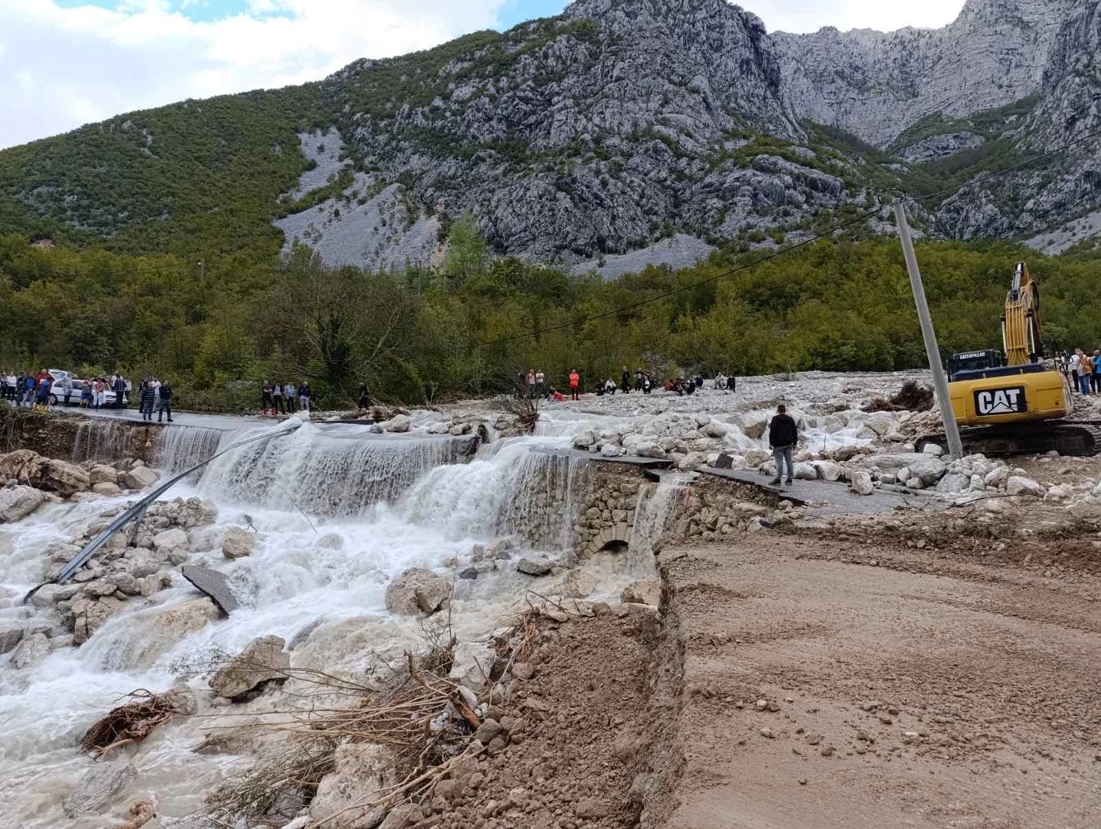 Ustupljeno portalu Bljesak.info Čišćenje u Donjoj Drežnici nakon poplava