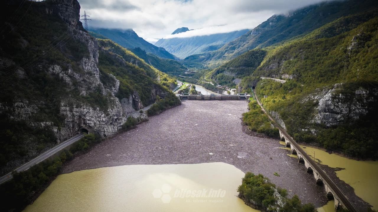 Ogromne količine otpada pred branama