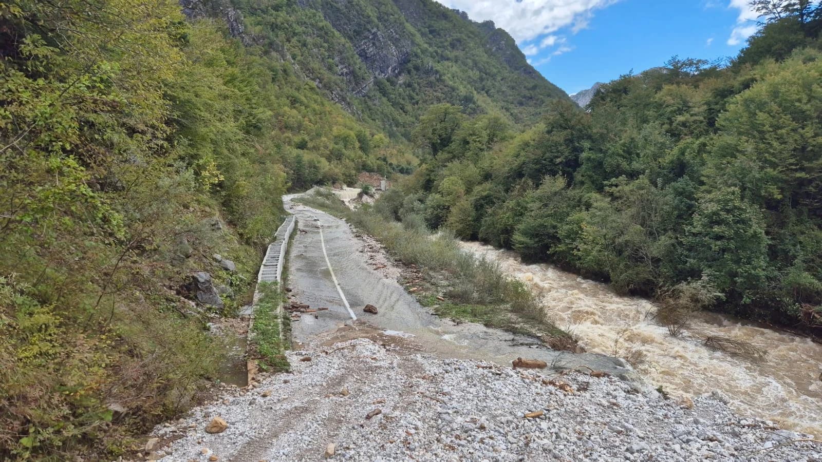 Čišćenje ceste koja vodi iz pravca Doljana