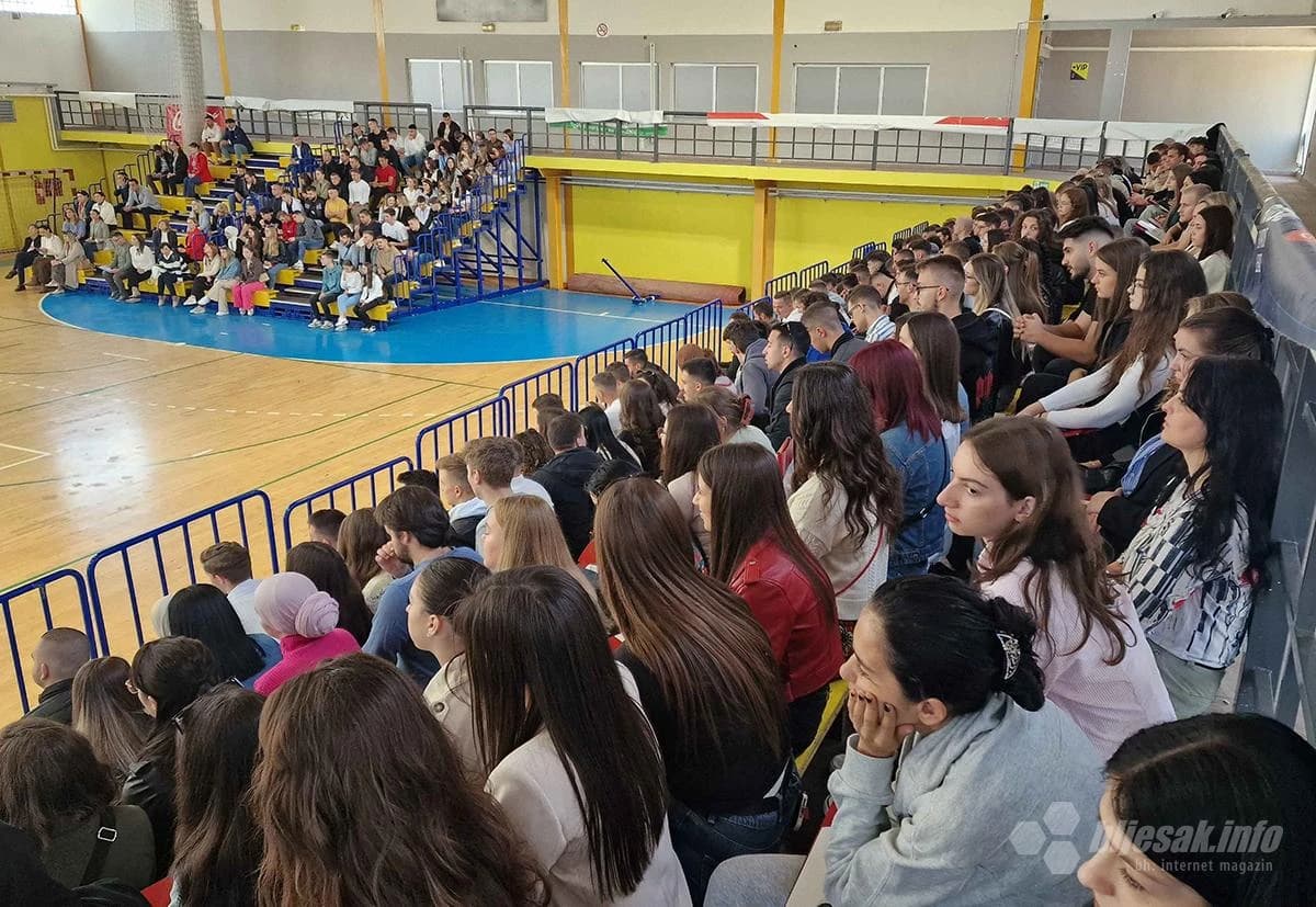 Brucoški sat na Univerzitetu Džemal Bijedić