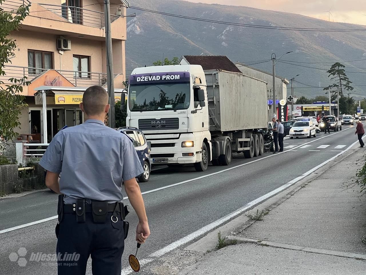 Mostar: Sudar kamiona i osobnog vozila 
