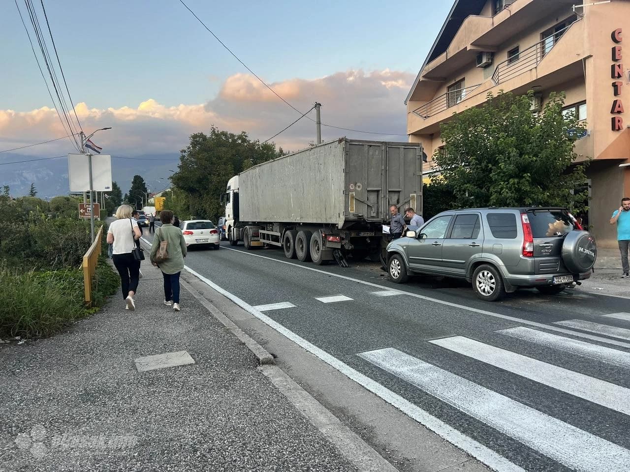 Mostar: Sudar kamiona i osobnog vozila 