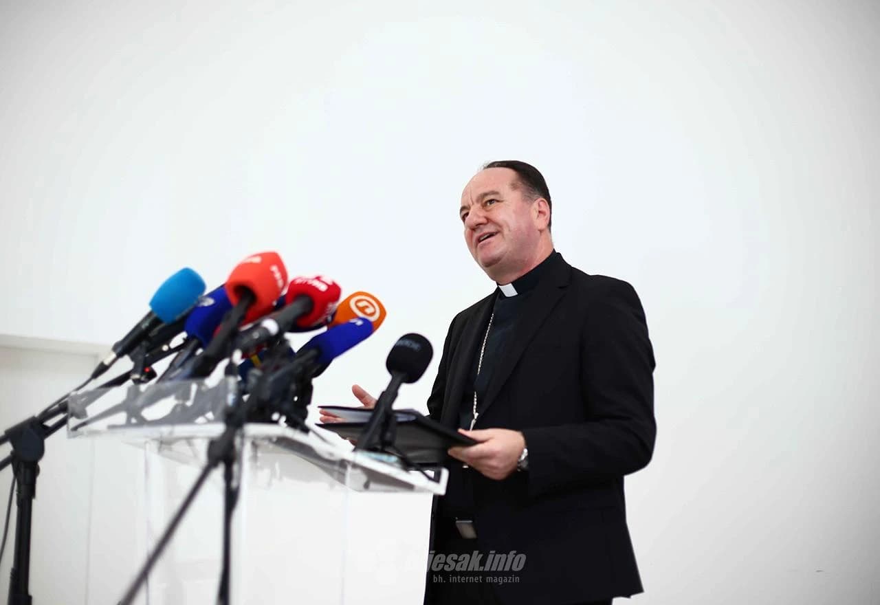 Biskup pred medijima