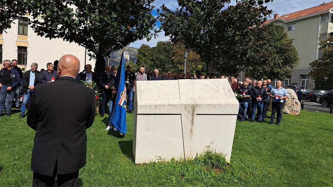 Ispred mostarske Gradske vijećnice sjećanje na stradavanje osam pripadnika Vojne policije iz Livna