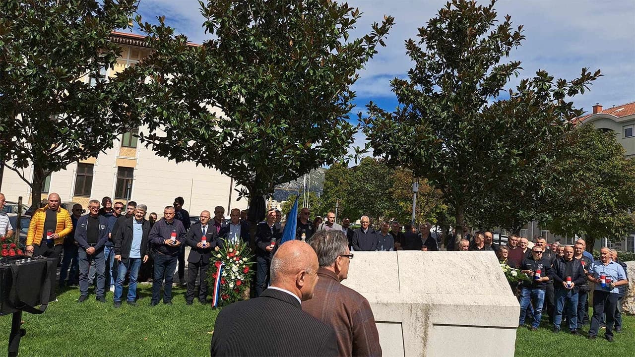 Ispred mostarske Gradske vijećnice sjećanje na stradavanje osam pripadnika Vojne policije iz Livna