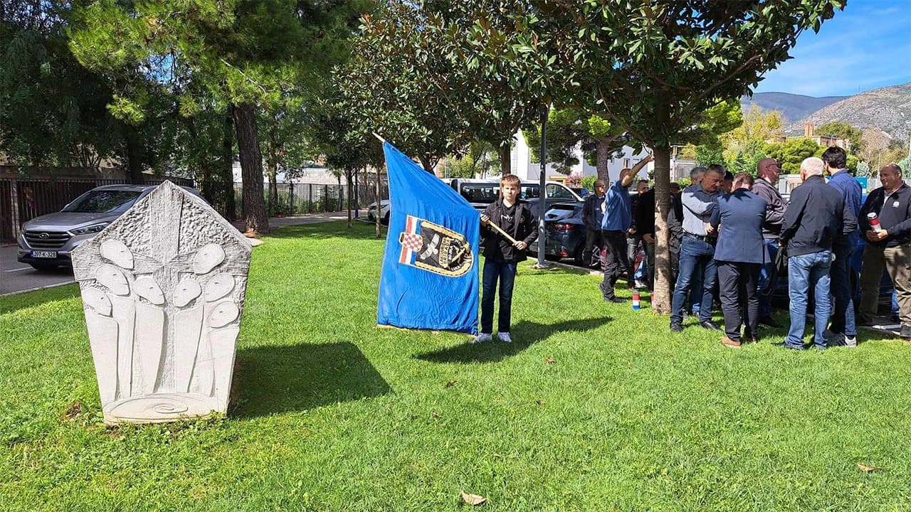 Ispred mostarske Gradske vijećnice sjećanje na stradavanje osam pripadnika Vojne policije iz Livna