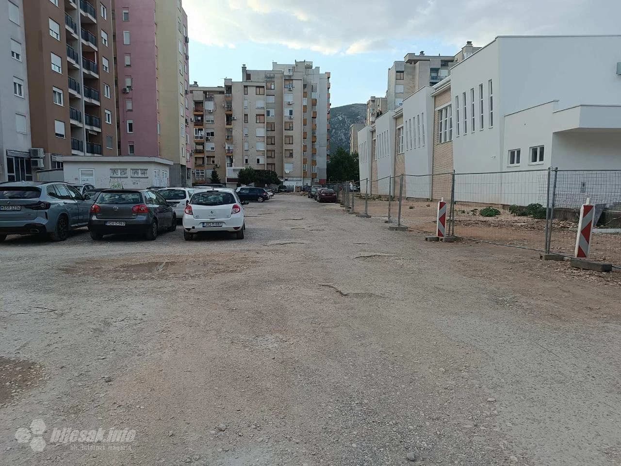 Stanari tvrde da ograda ulazi 'duboko u dvorište'