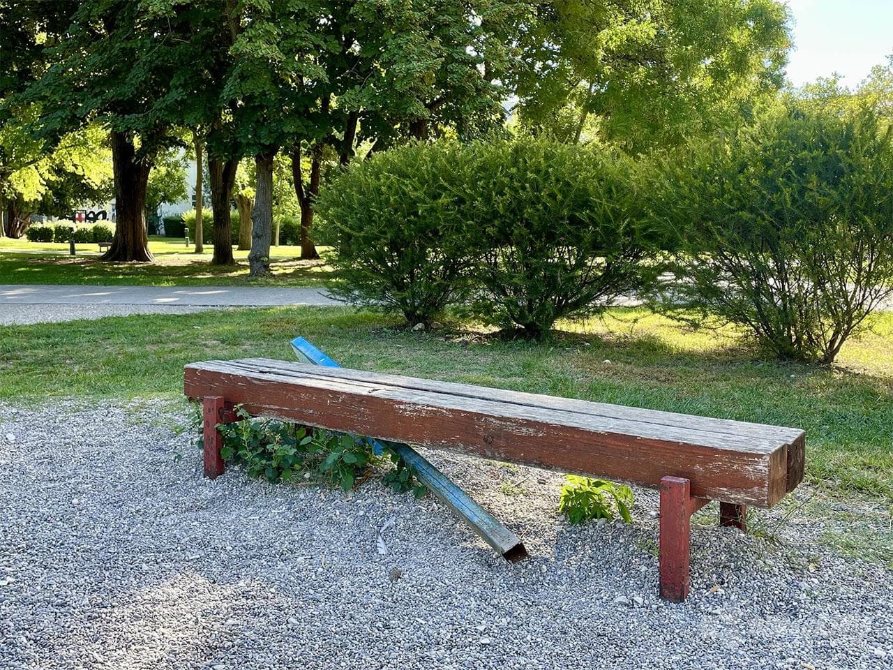 Polomljene igračke u dječjem parku