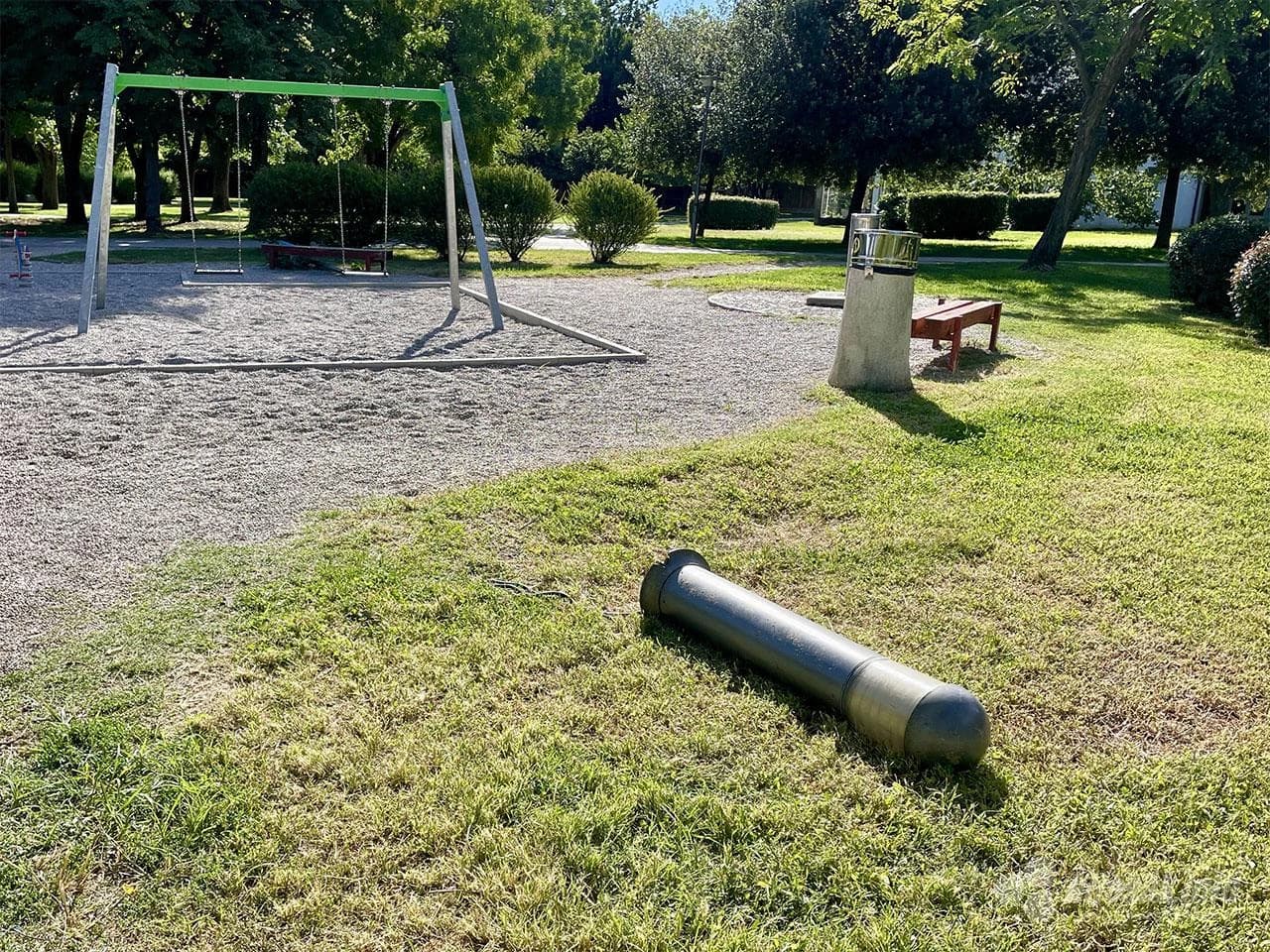 Polomljene igračke u dječjem parku