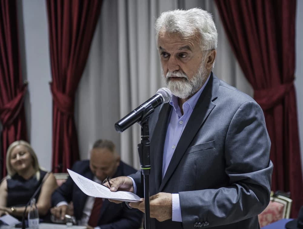 Miovčić je u izuzetno emotivnom govoru kazao da nagradu ''Aleksa Šantić'' svako potajno priželjkuje