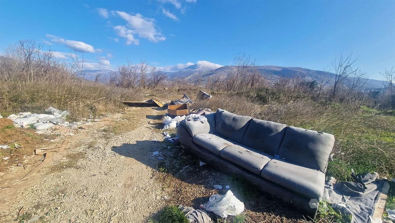 Divlja deponija na kopu Vihovići