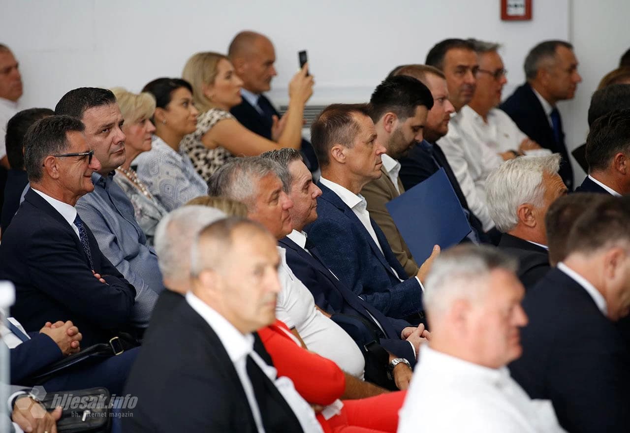 Uzvanici, od kojih je većina potpisnika ugovora o pomoći