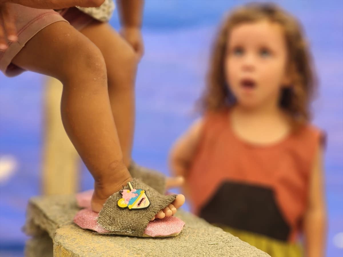 Palestinski obućar pravi drvene papuče za djecu u Pojasu Gaze