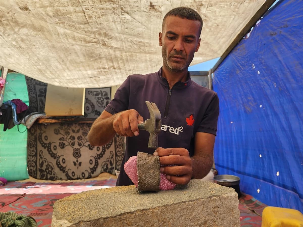 Palestinski obućar pravi drvene papuče za djecu u Pojasu Gaze