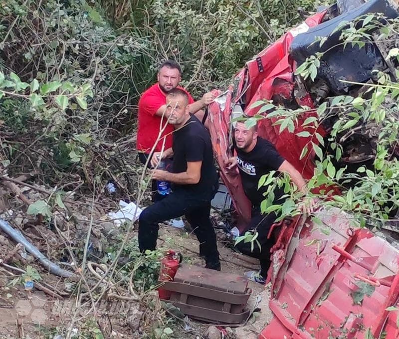 Trenutak kada su Sanel Ćorić, Omer Hujdur i Nerma prvi stigli do vozača kamiona i vodom ga pokušali osvježiti | Fotografiju ustupio Nermin Halilović
