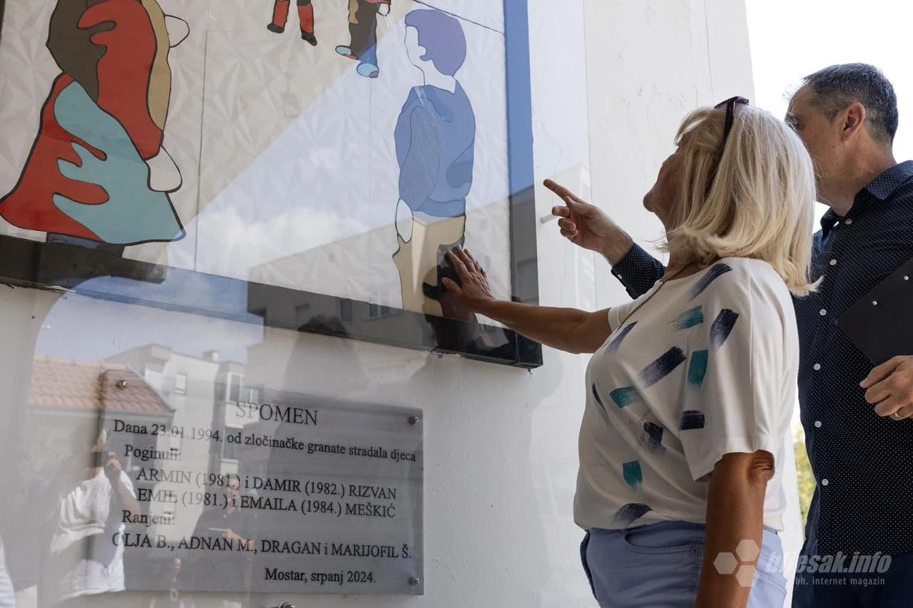 Ćamila Rizvan pored spomenika poginuloj djeci