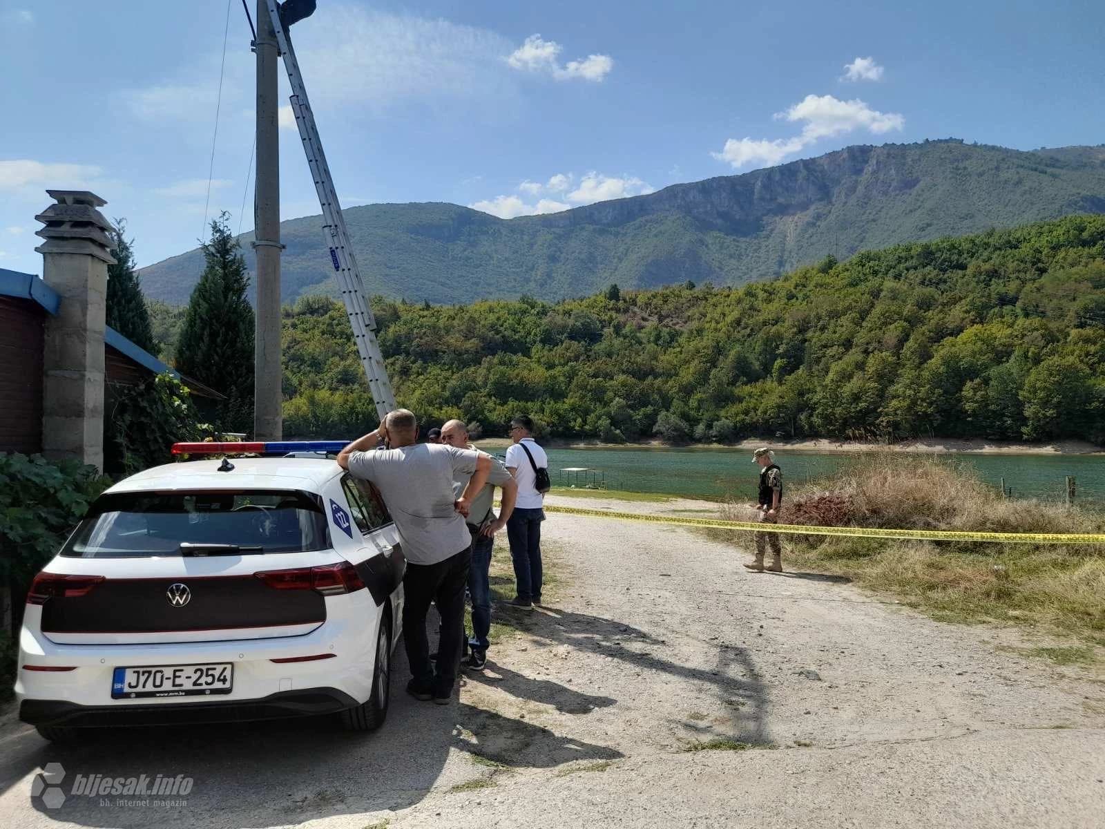 Policija je na mjestu pada helikoptera te bi trebali obaviti očevid