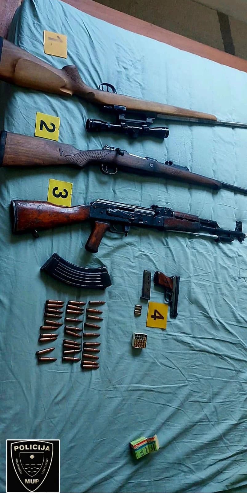 Zbog oružja i droge uhvaćena jedna osoba