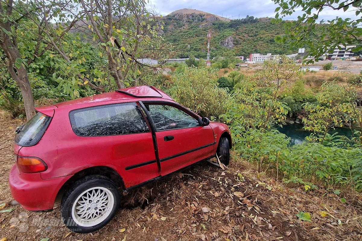 Drvo spriječilo automobil da ne sleti u Neretvu