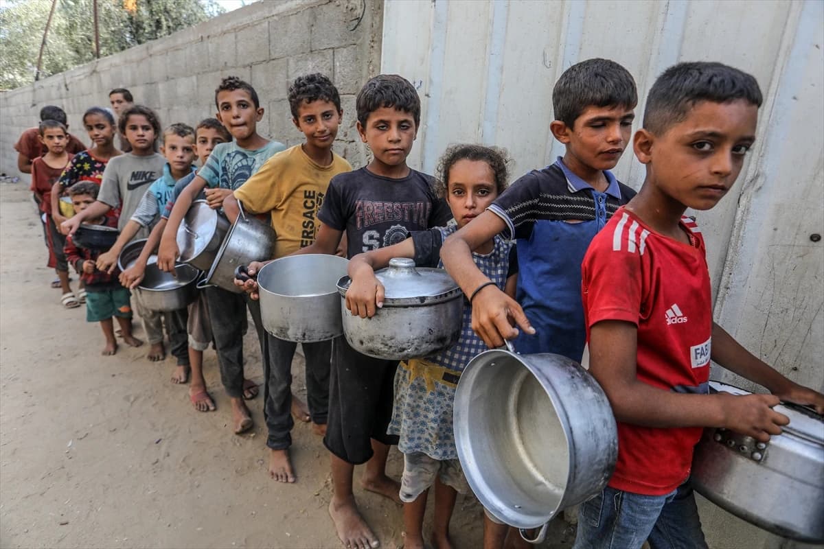 Djeca u Gazi čekaju u redovima za hranu