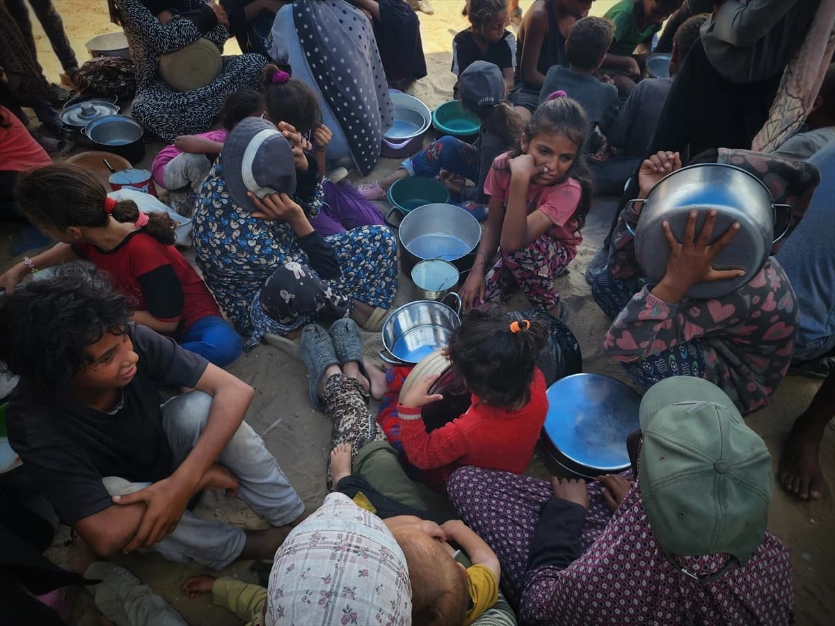 Djeca u Gazi čekaju u redovima za hranu