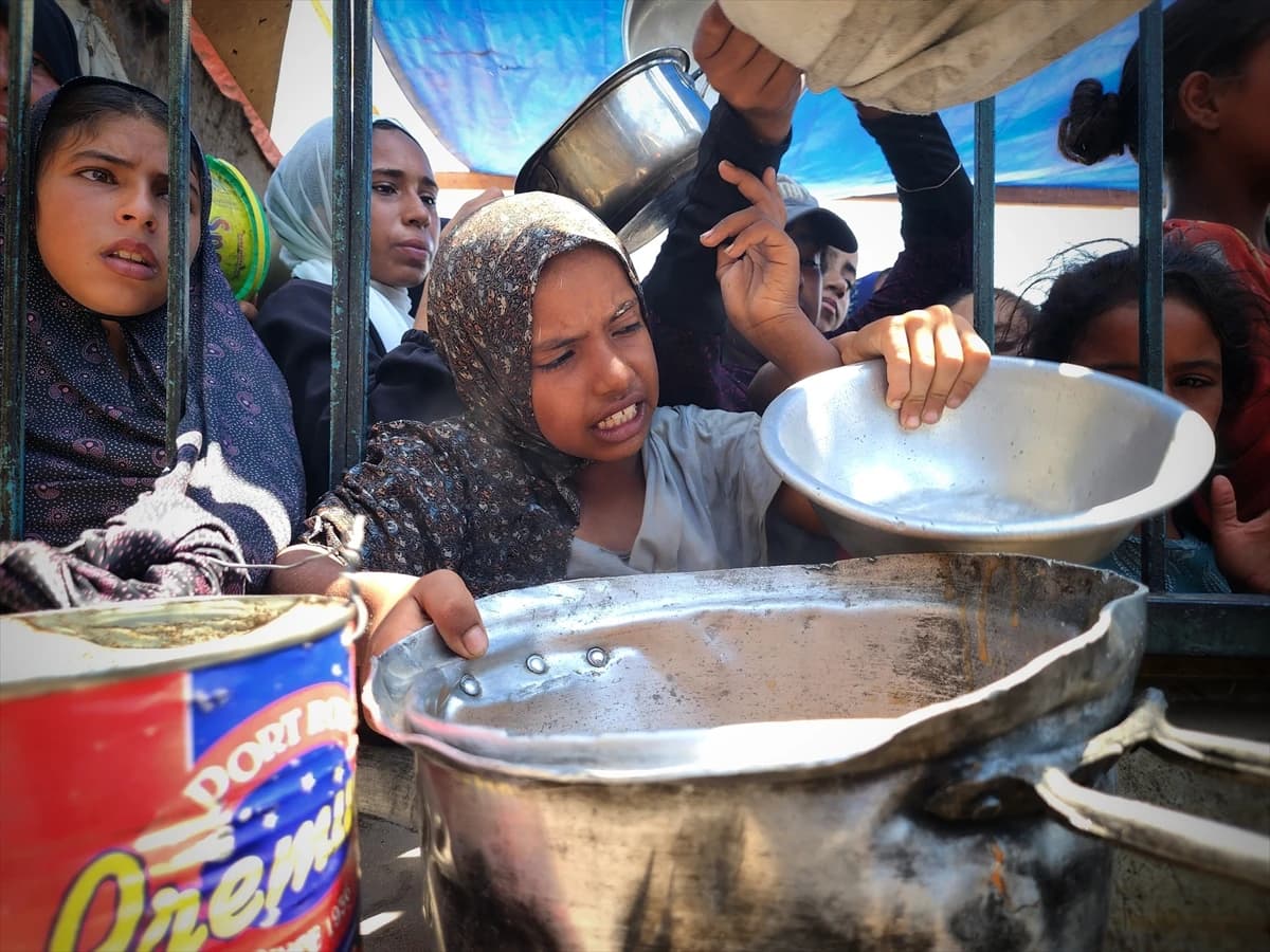 Djeca u Gazi čekaju u redovima za hranu