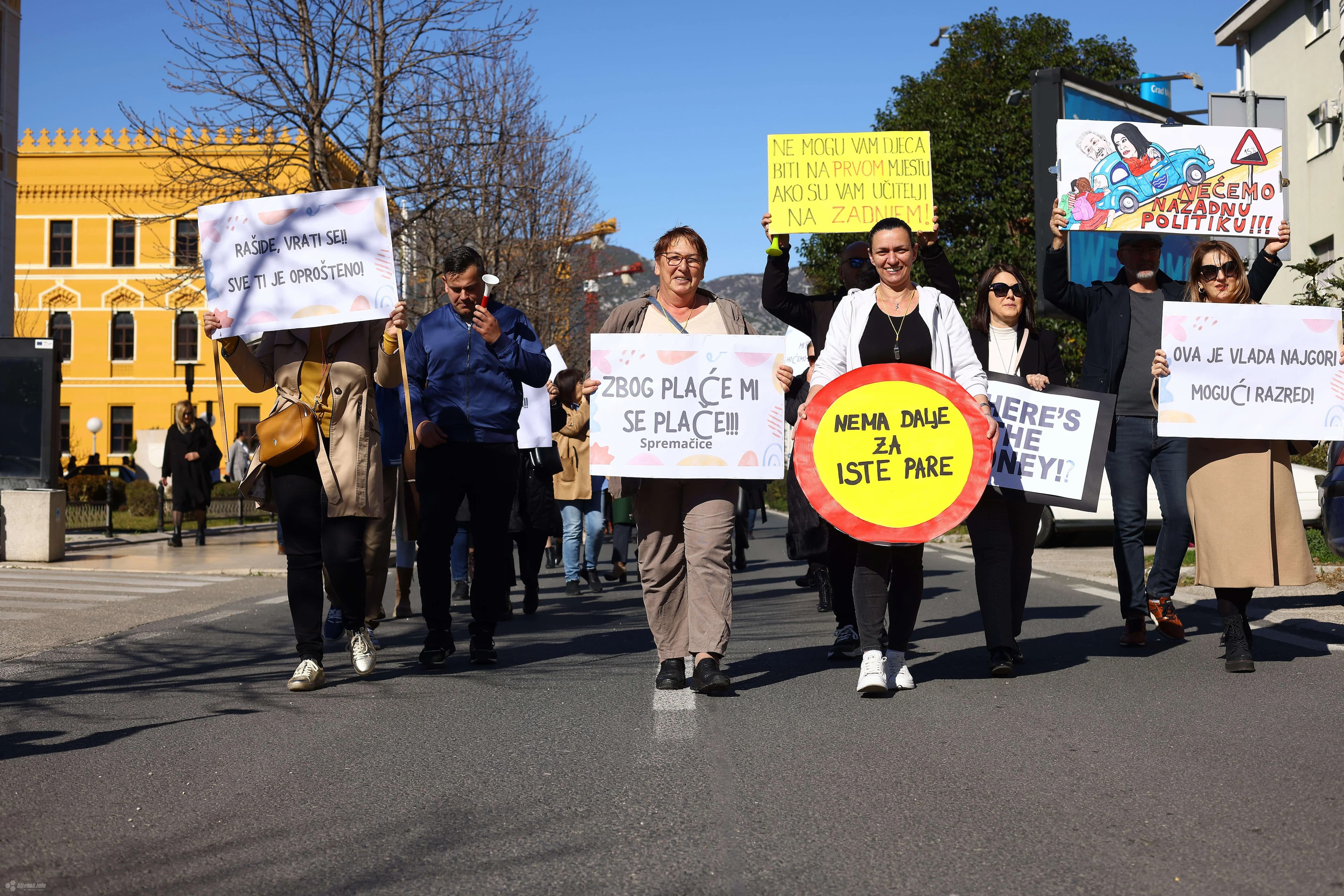 Transparenti s prosvjeda - Zbog plaće, plačem