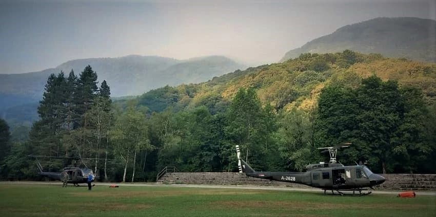 Helikopter OSBiH gasi požar na Tjentištu