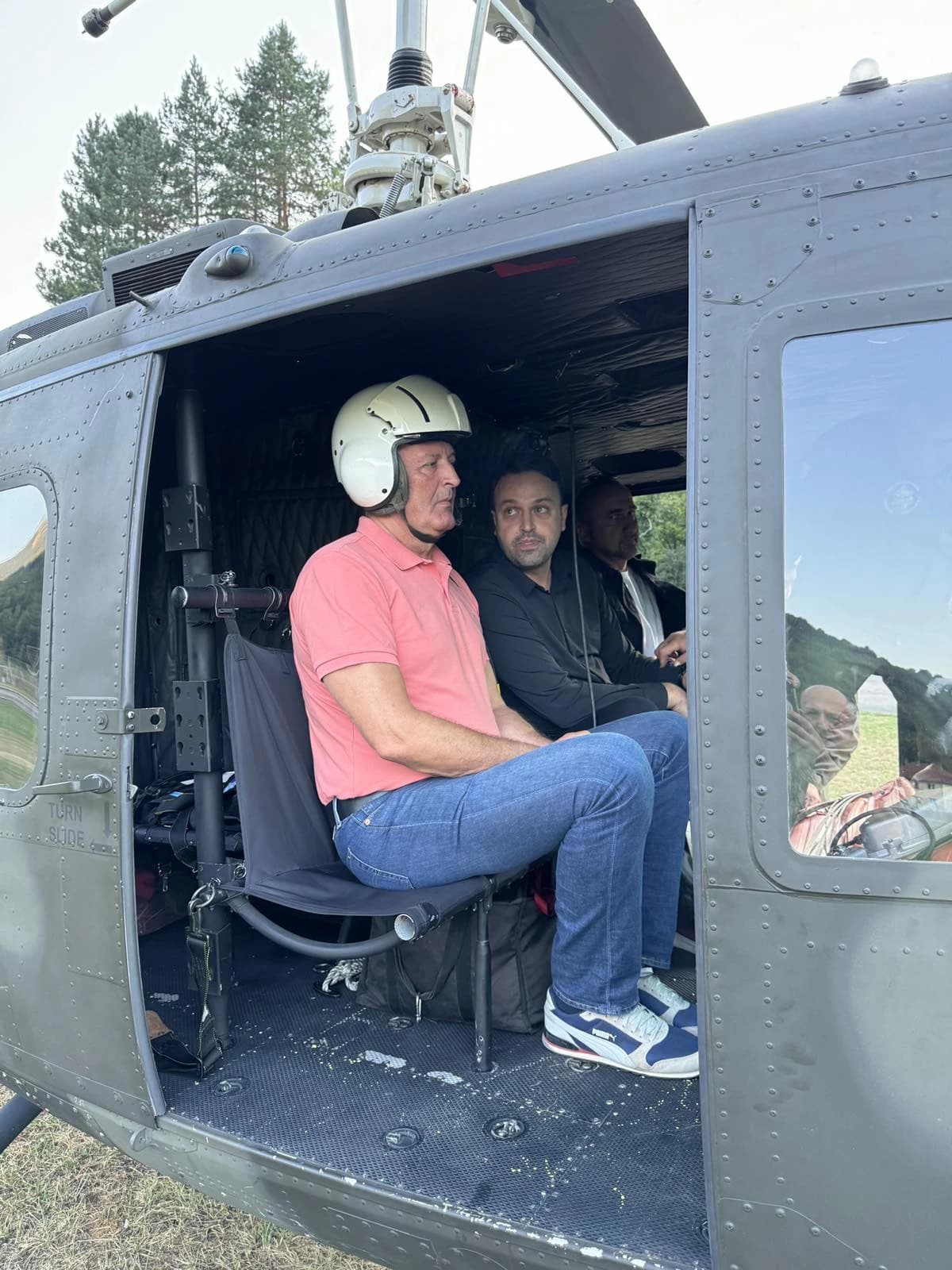 Helikopter OSBiH gasi požar na Tjentištu