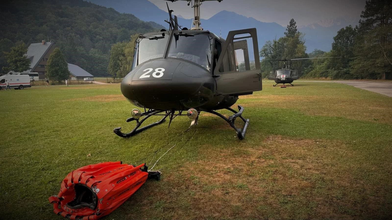 Helikopter OSBiH gasi požar na Tjentištu