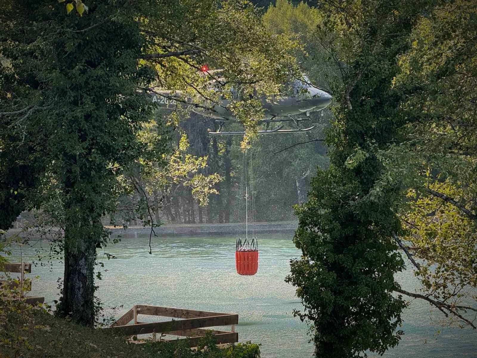 Helikopter OSBiH gasi požar na Tjentištu