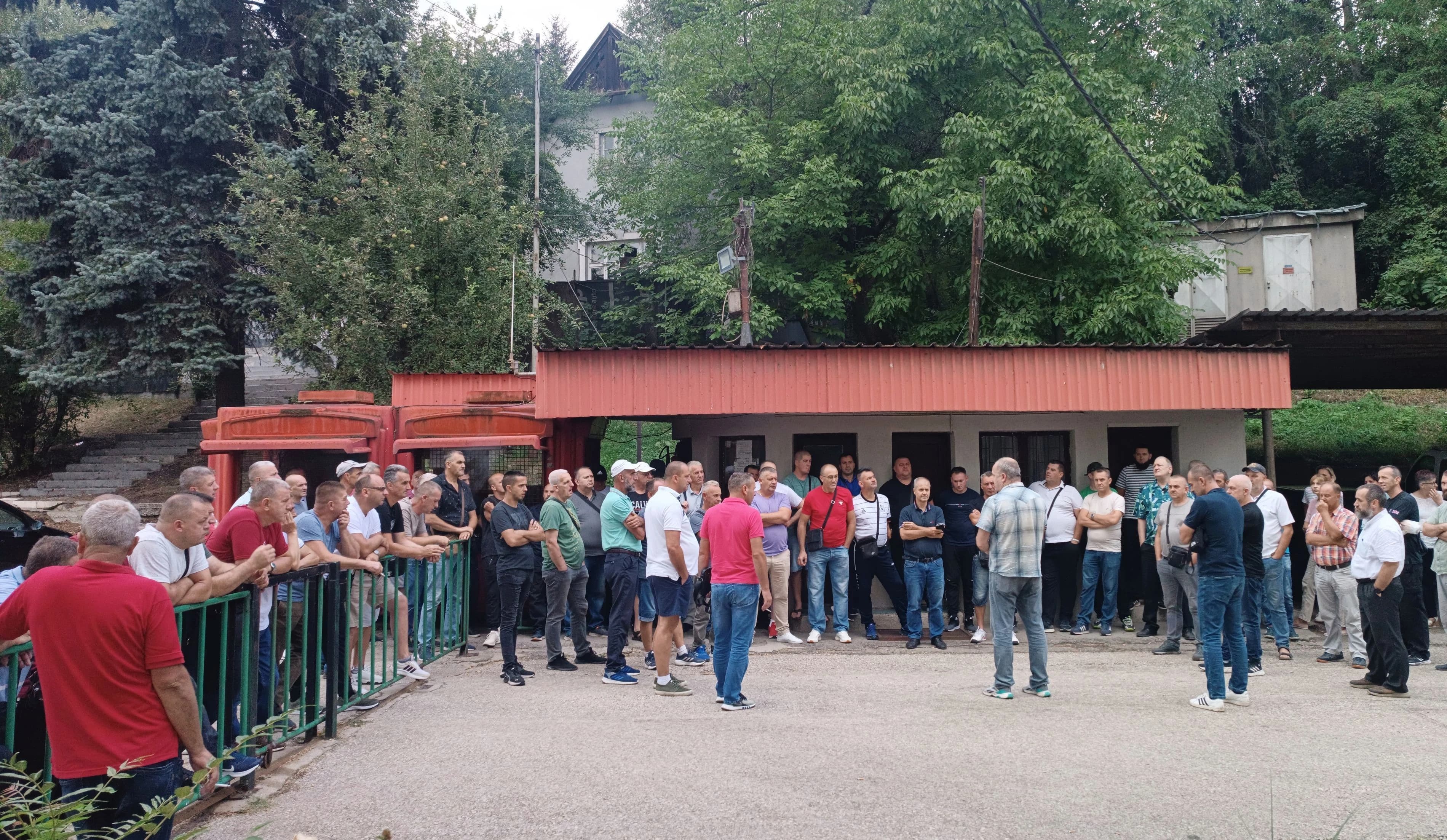 Zenički rudari ispred upravne zgrade