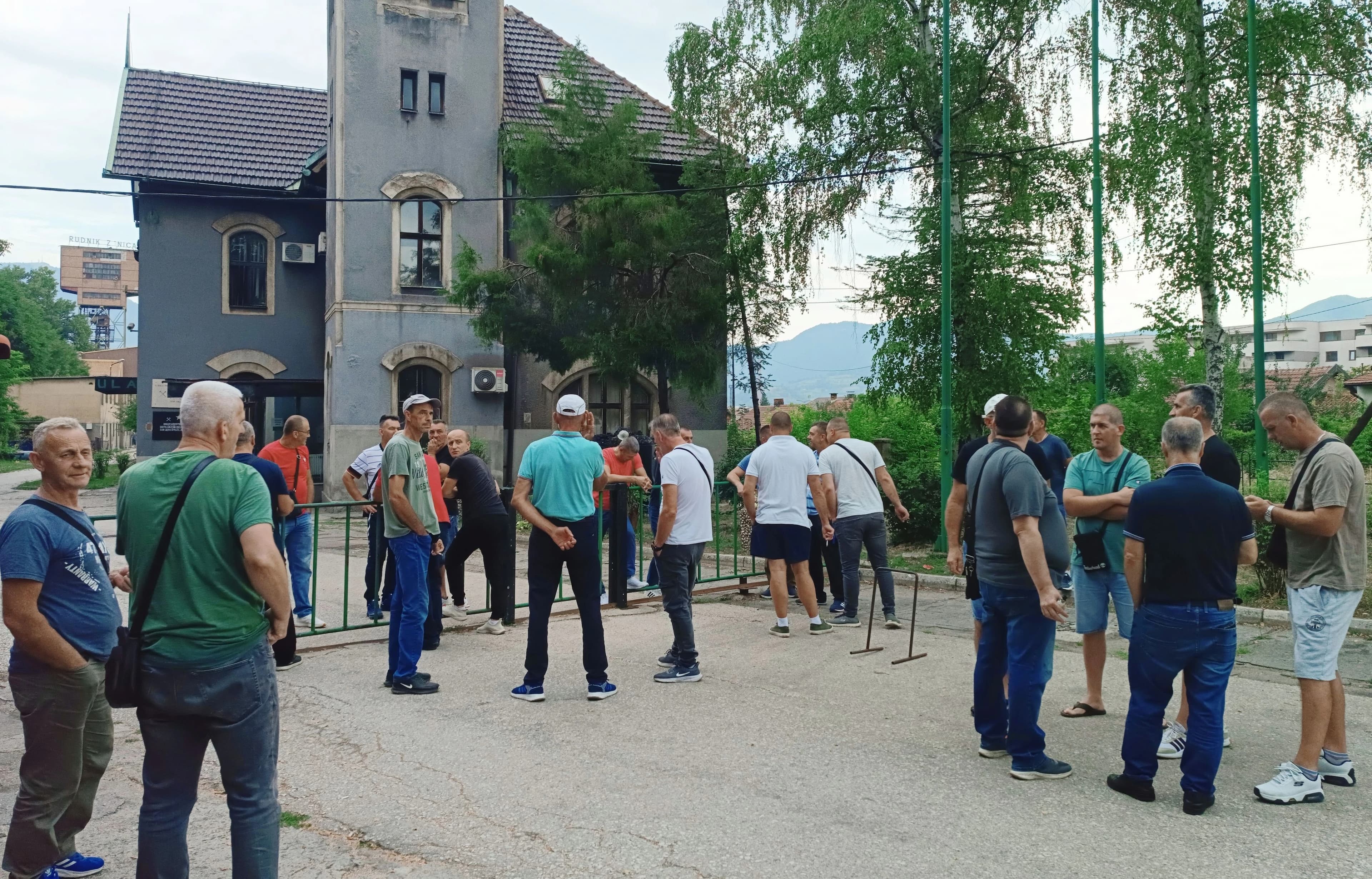 Zenički rudari ispred upravne zgrade