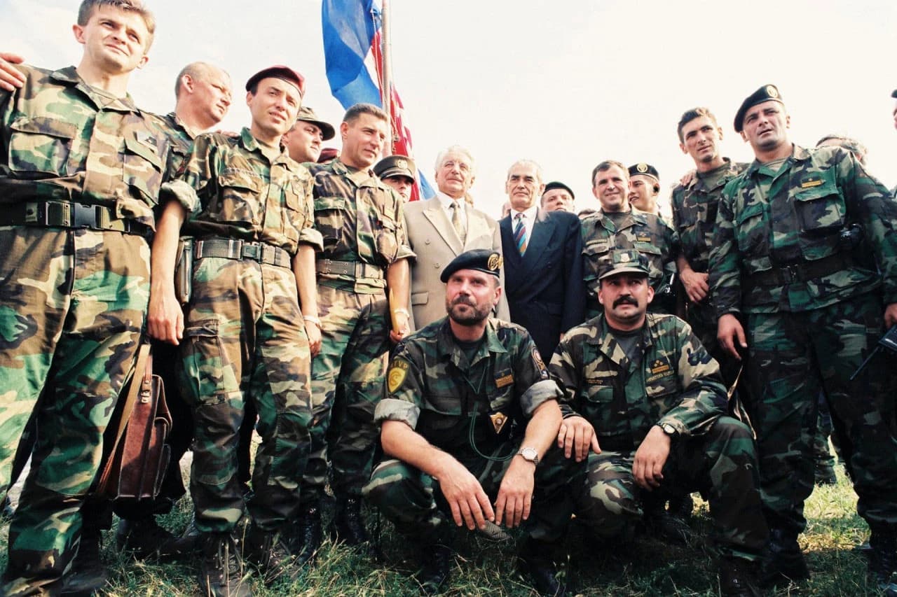 Knin 6. kolovoza 1995. Povodom oslobođenja Knina zastavu je podigao predsjednik Franjo Tuđman