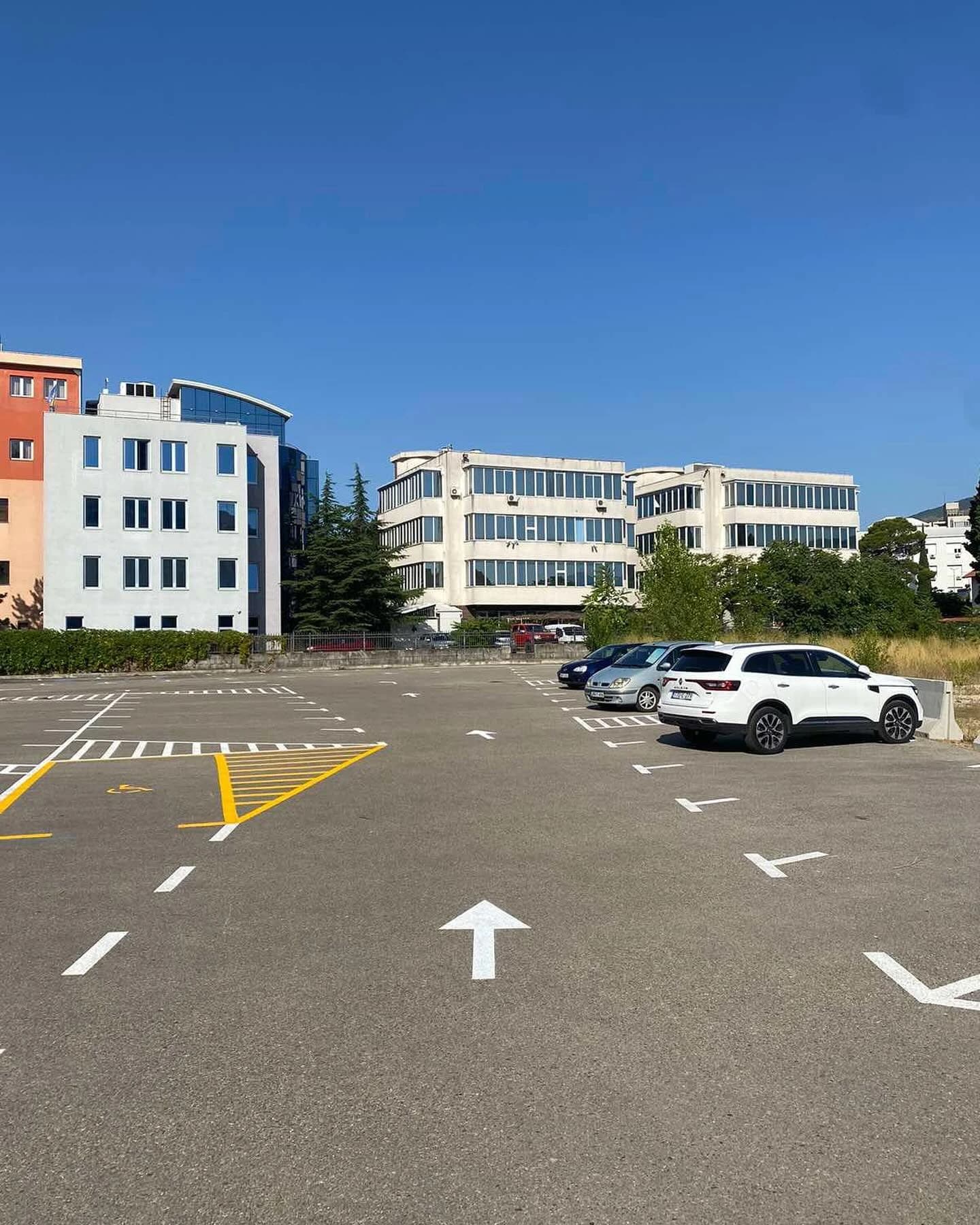Ocrtan parking iza zgrade Vlade FBiH