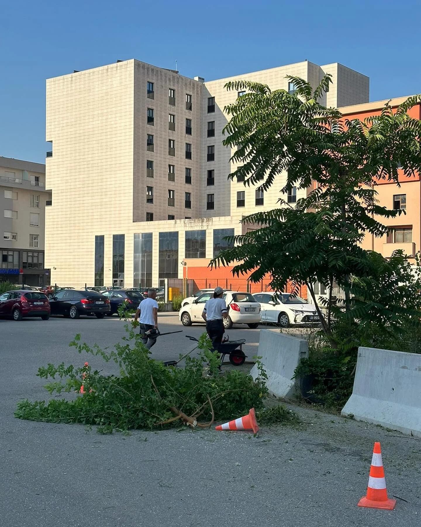 Ocrtan parking iza zgrade Vlade FBiH