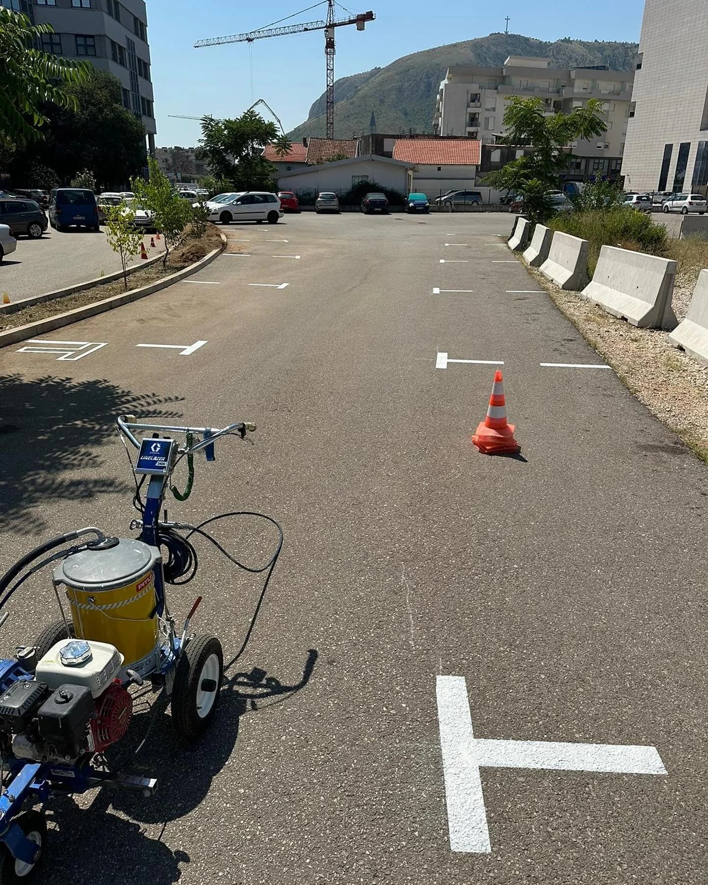 Ocrtan parking iza zgrade Vlade FBiH