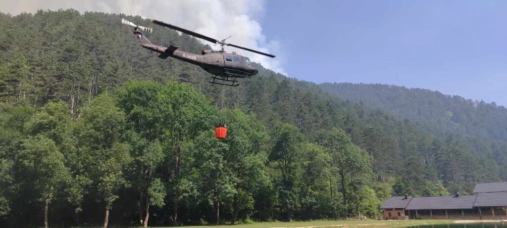 Helikopteri Oružanih snaga od jutarnjih sati gase požar u blizini Bugojna