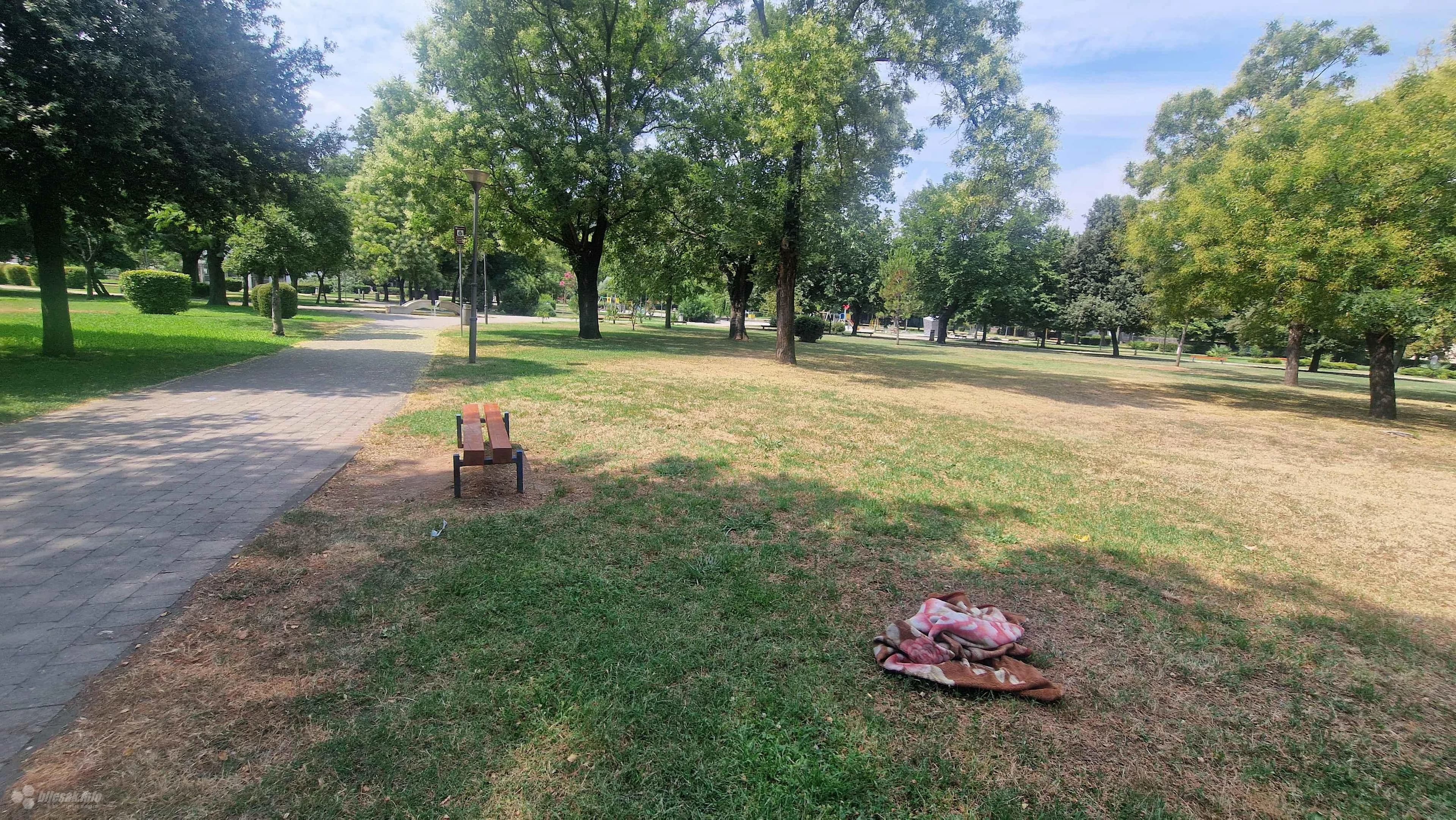 Smeće pobcano u gradskom parku