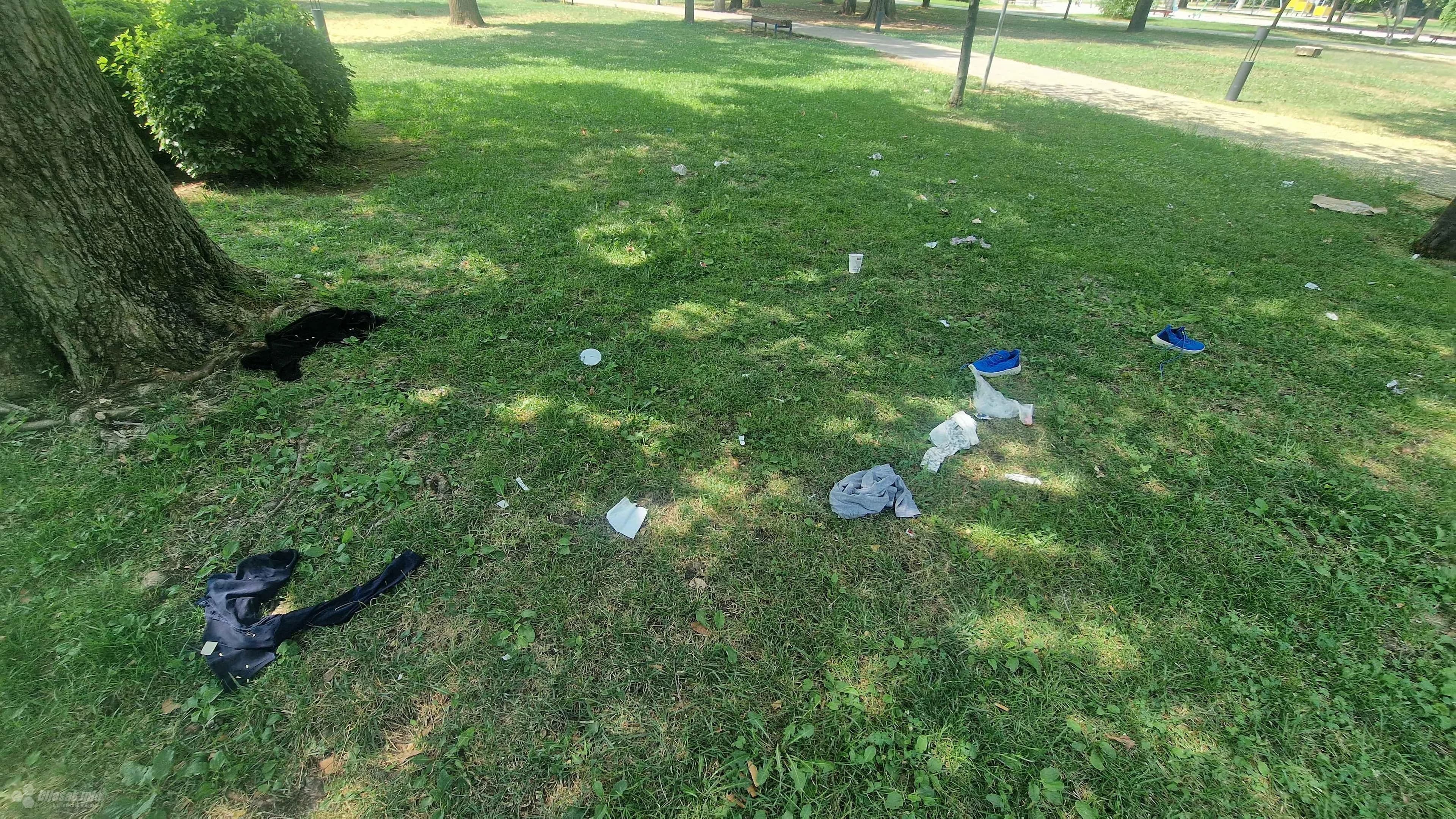 Smeće pobcano u gradskom parku